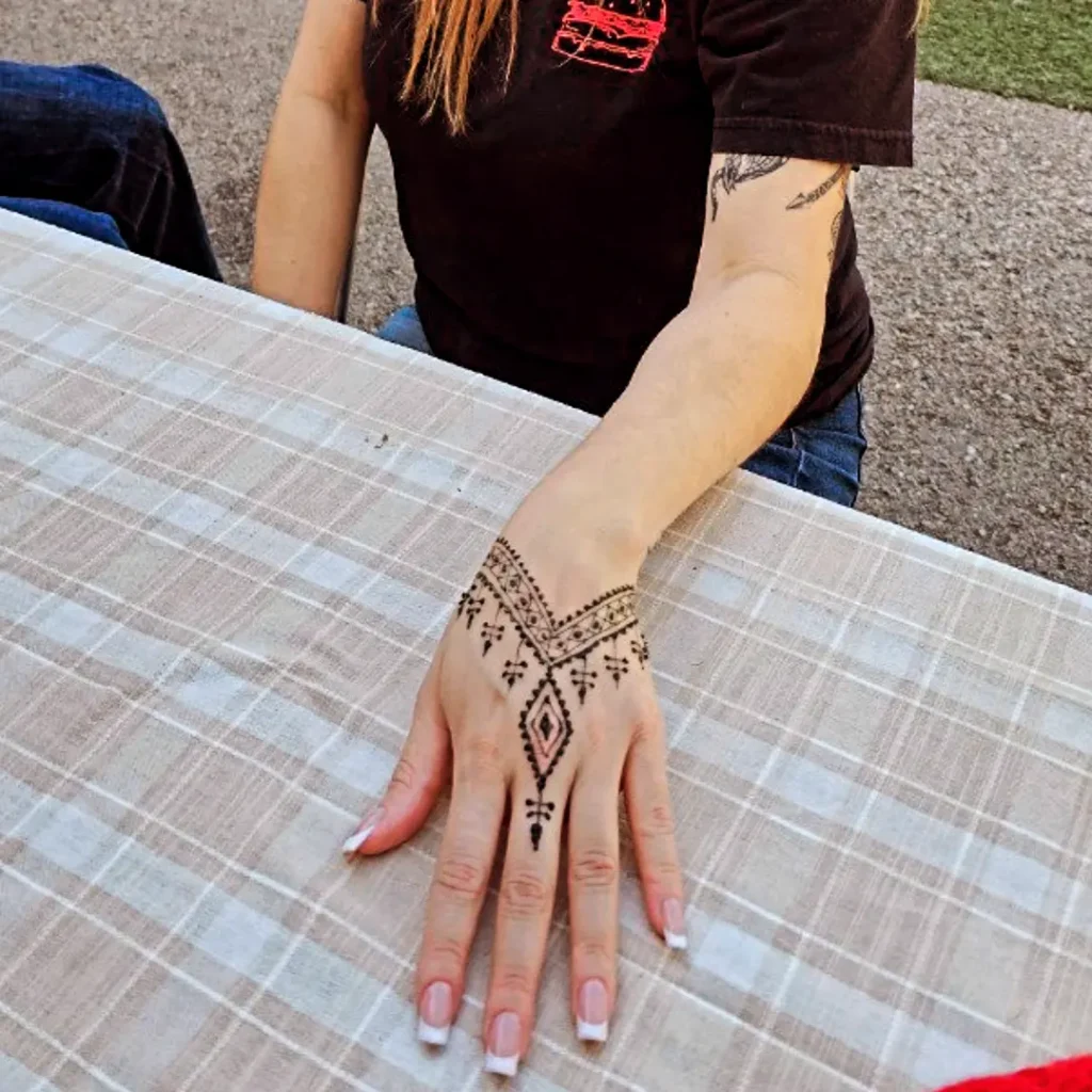 venya.henna.atx_1745136706_3614791145617087788_74168890034