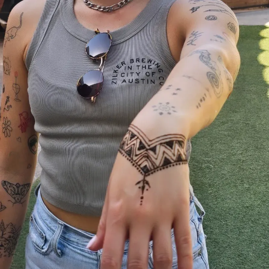 venya.henna.atx_1745136791_3614791858883401521_74168890034