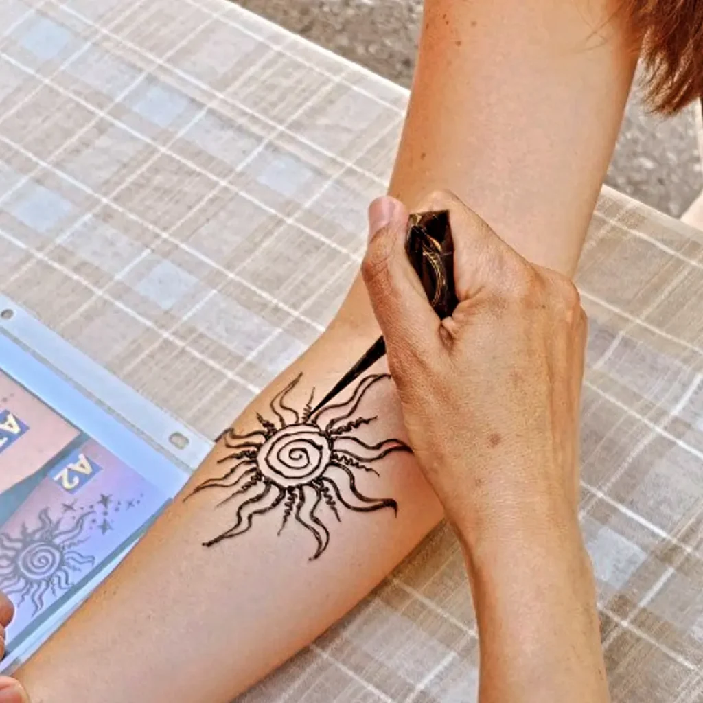 venya.henna.atx_1745136958_3614793266928191270_74168890034