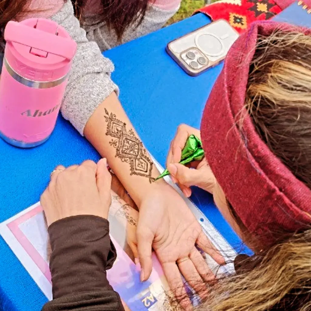 venya.henna.atx_1745136995_3614793569454825451_74168890034