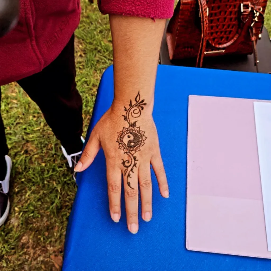 venya.henna.atx_1745137063_3614794139955751450_74168890034