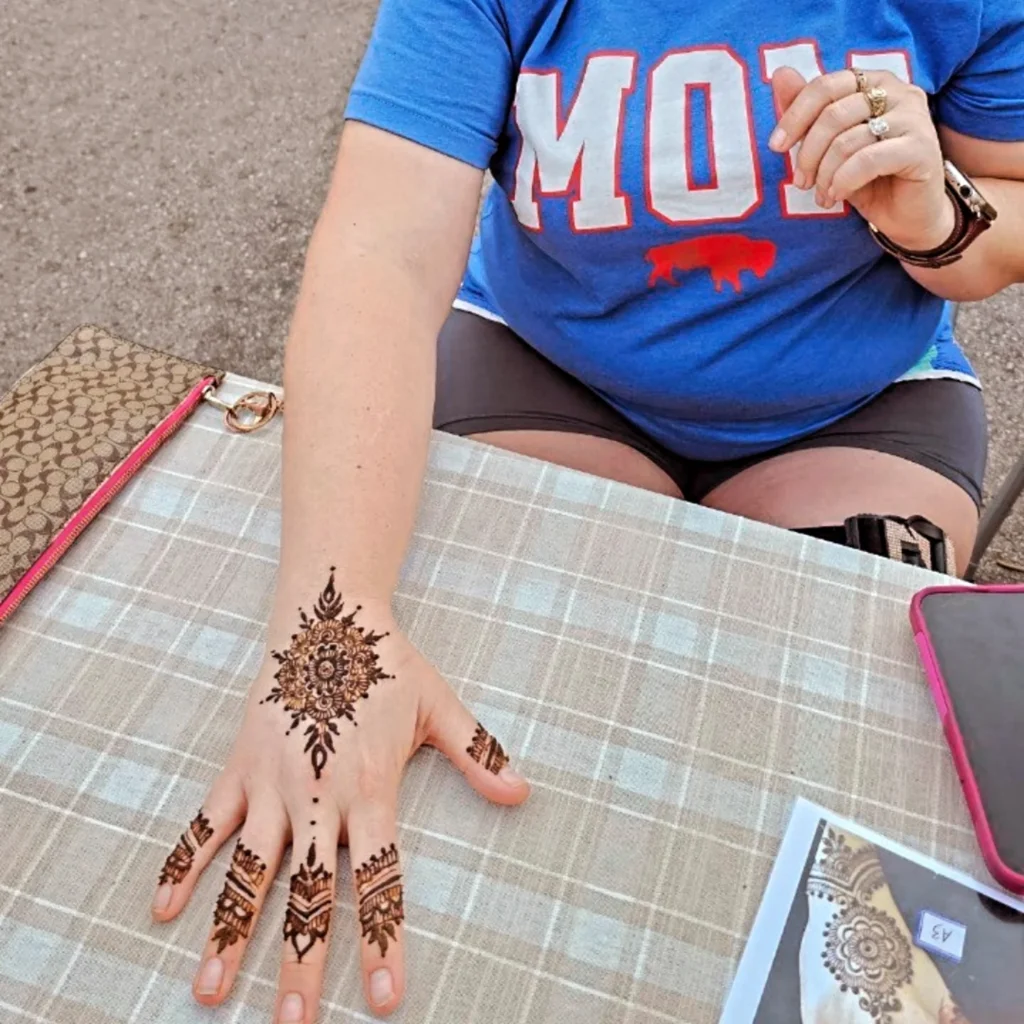 venya.henna.atx_1745352710_3616603122559817057_74168890034