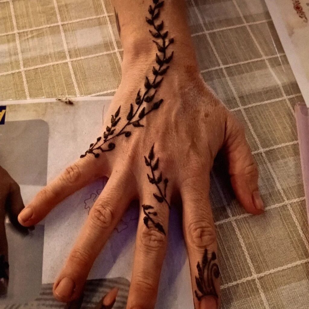 venya.henna.atx_1745544936_3618215627983314455_74168890034