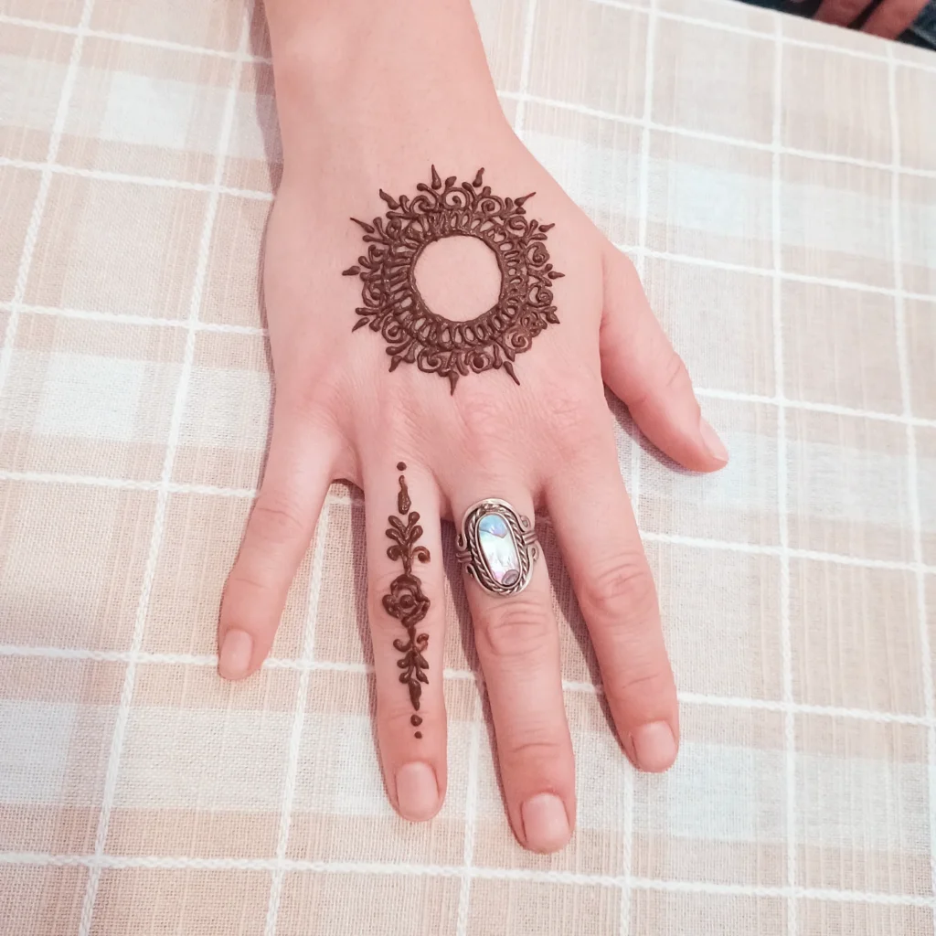 venya.henna.atx_1745633326_3618957096163603586_74168890034