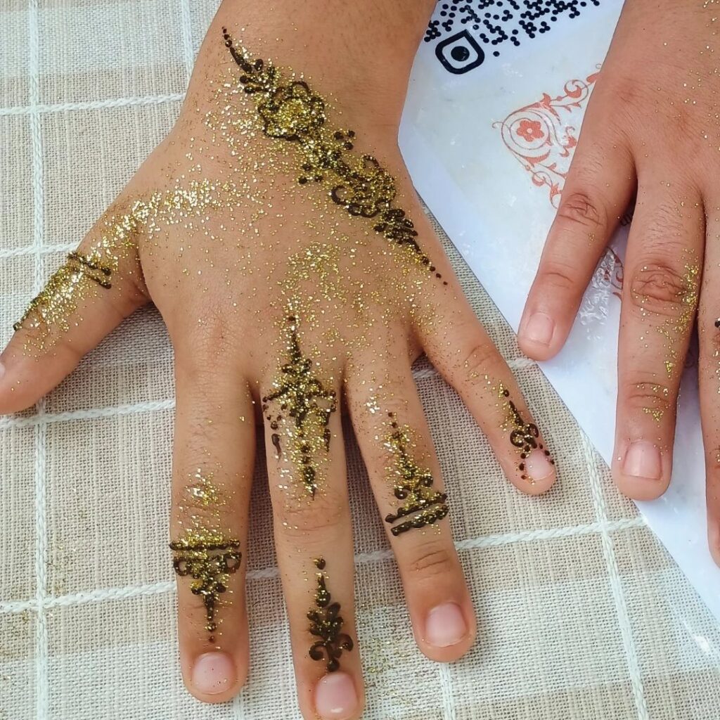 venya.henna.atx_1745802637_3620377385158189769_74168890034